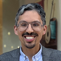 Dr. Diego Varas